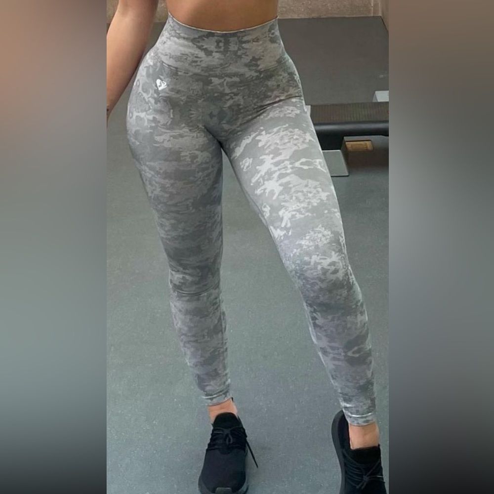 Women’s Best Grey Camo Leggings Size M
